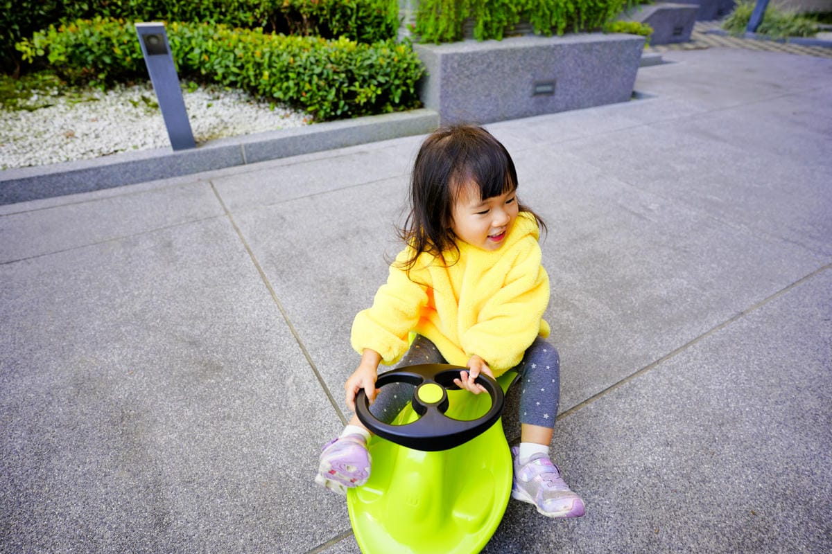 親子育兒｜KIDMATE孩子王玩具 比滑步車更好玩的城市健身扭扭車 兒童放電好物推薦！懷舊扭扭車-玩具車推薦！