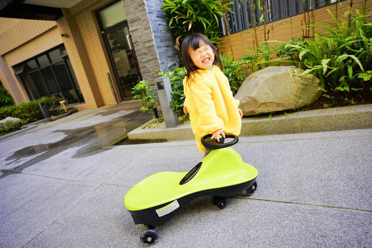 親子育兒｜KIDMATE孩子王玩具 比滑步車更好玩的城市健身扭扭車 兒童放電好物推薦！懷舊扭扭車-玩具車推薦！