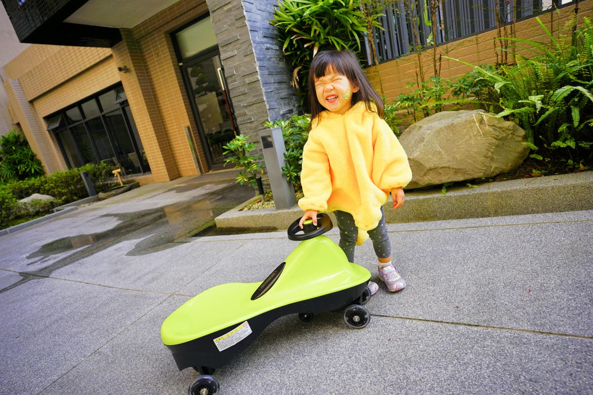 親子育兒｜KIDMATE孩子王玩具 比滑步車更好玩的城市健身扭扭車 兒童放電好物推薦！懷舊扭扭車-玩具車推薦！