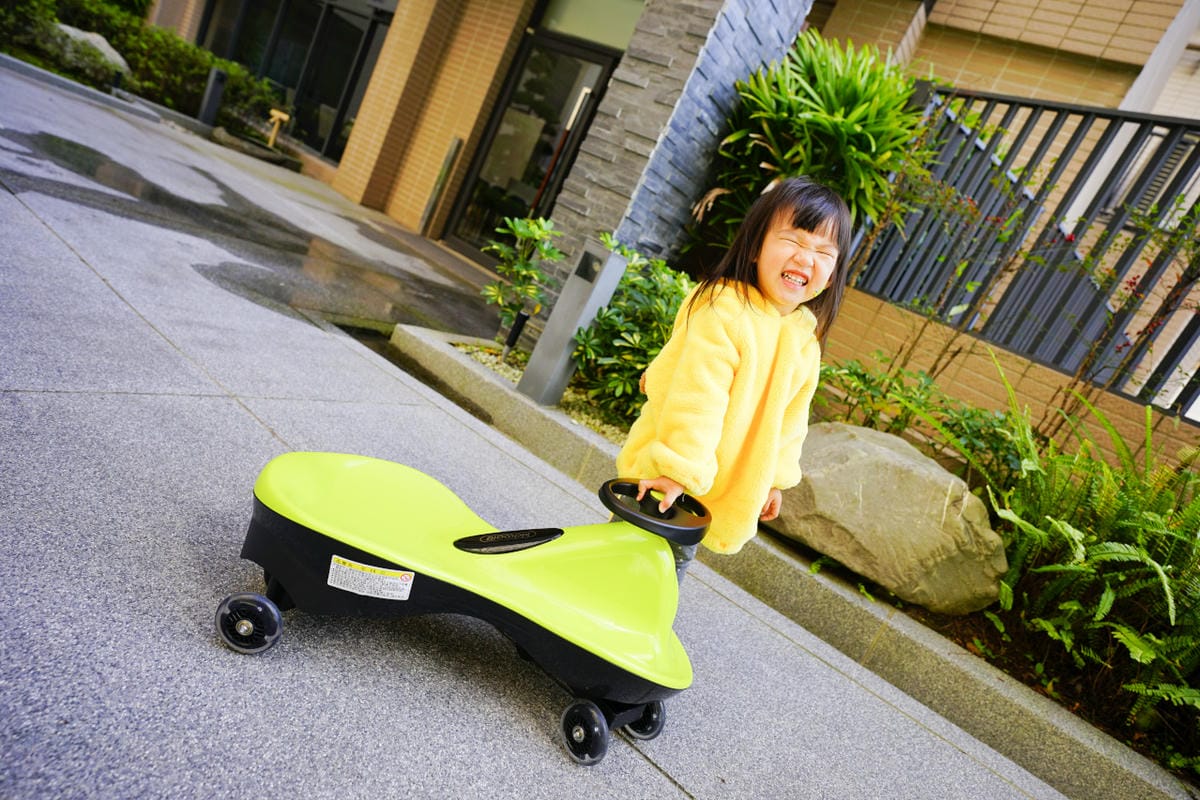 親子育兒｜KIDMATE孩子王玩具 比滑步車更好玩的城市健身扭扭車 兒童放電好物推薦！懷舊扭扭車-玩具車推薦！