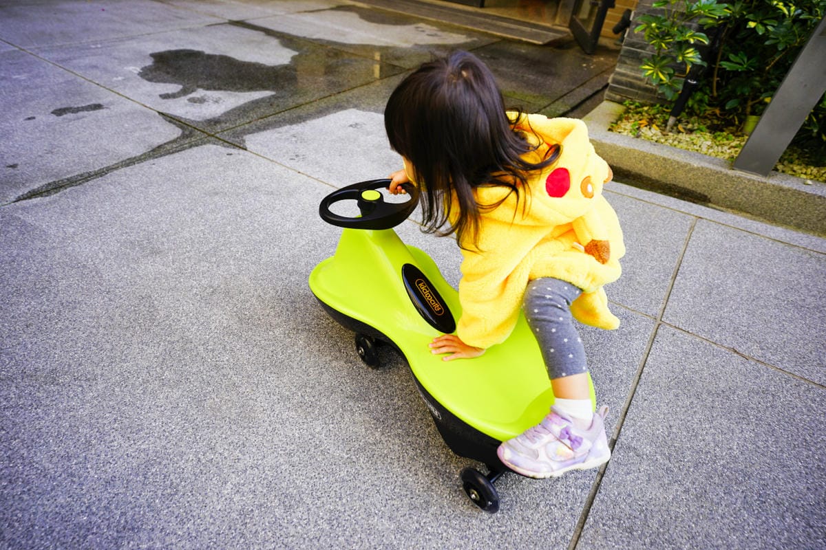 親子育兒｜KIDMATE孩子王玩具 比滑步車更好玩的城市健身扭扭車 兒童放電好物推薦！懷舊扭扭車-玩具車推薦！
