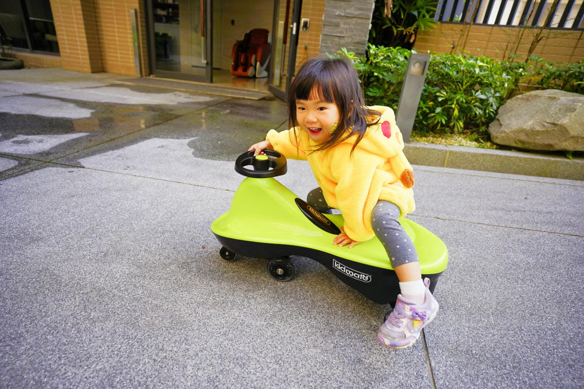 親子育兒｜KIDMATE孩子王玩具 比滑步車更好玩的城市健身扭扭車 兒童放電好物推薦！懷舊扭扭車-玩具車推薦！