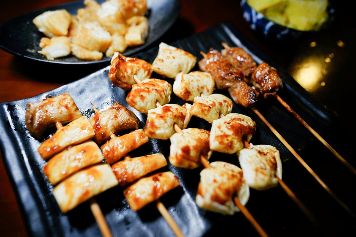 台北食記｜士林夜市美食推薦！起家莊雞老闆（士林店）當月壽星優惠消費滿$1800就送桶仔雞！