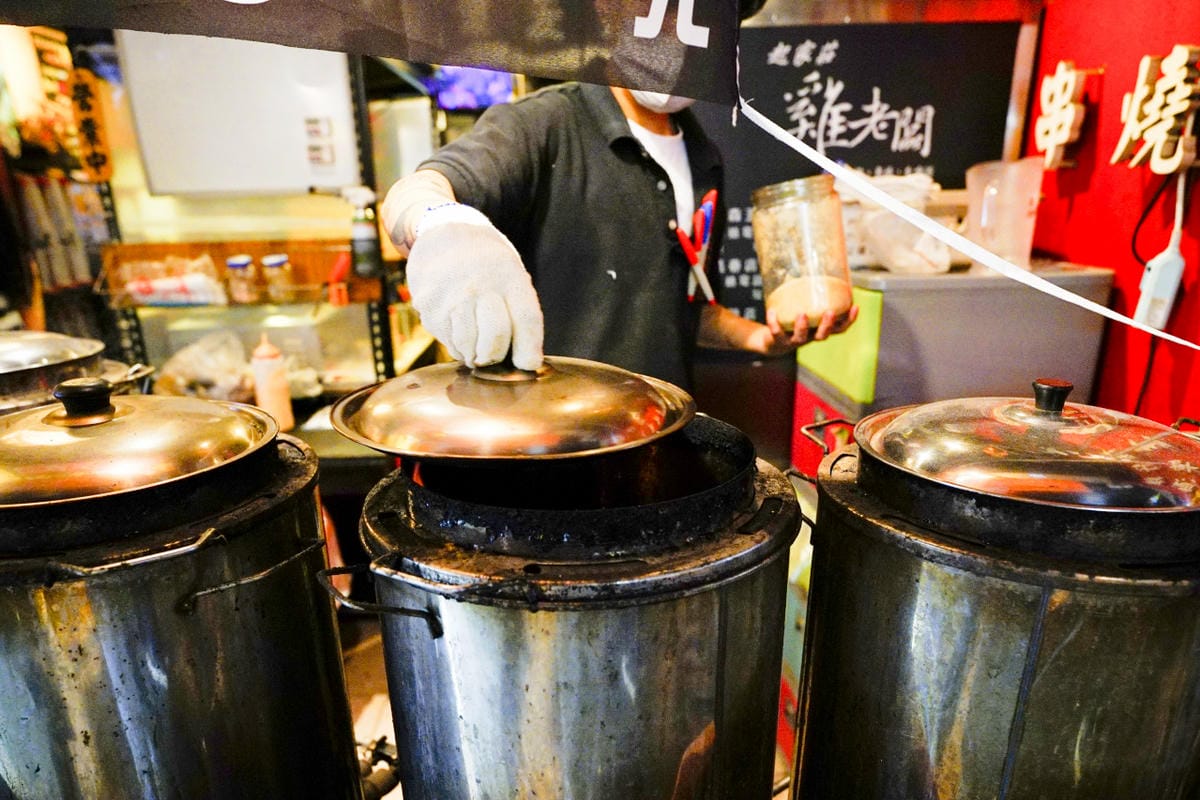 台北食記｜士林夜市美食推薦！起家莊雞老闆（士林店）當月壽星優惠消費滿$1800就送桶仔雞！