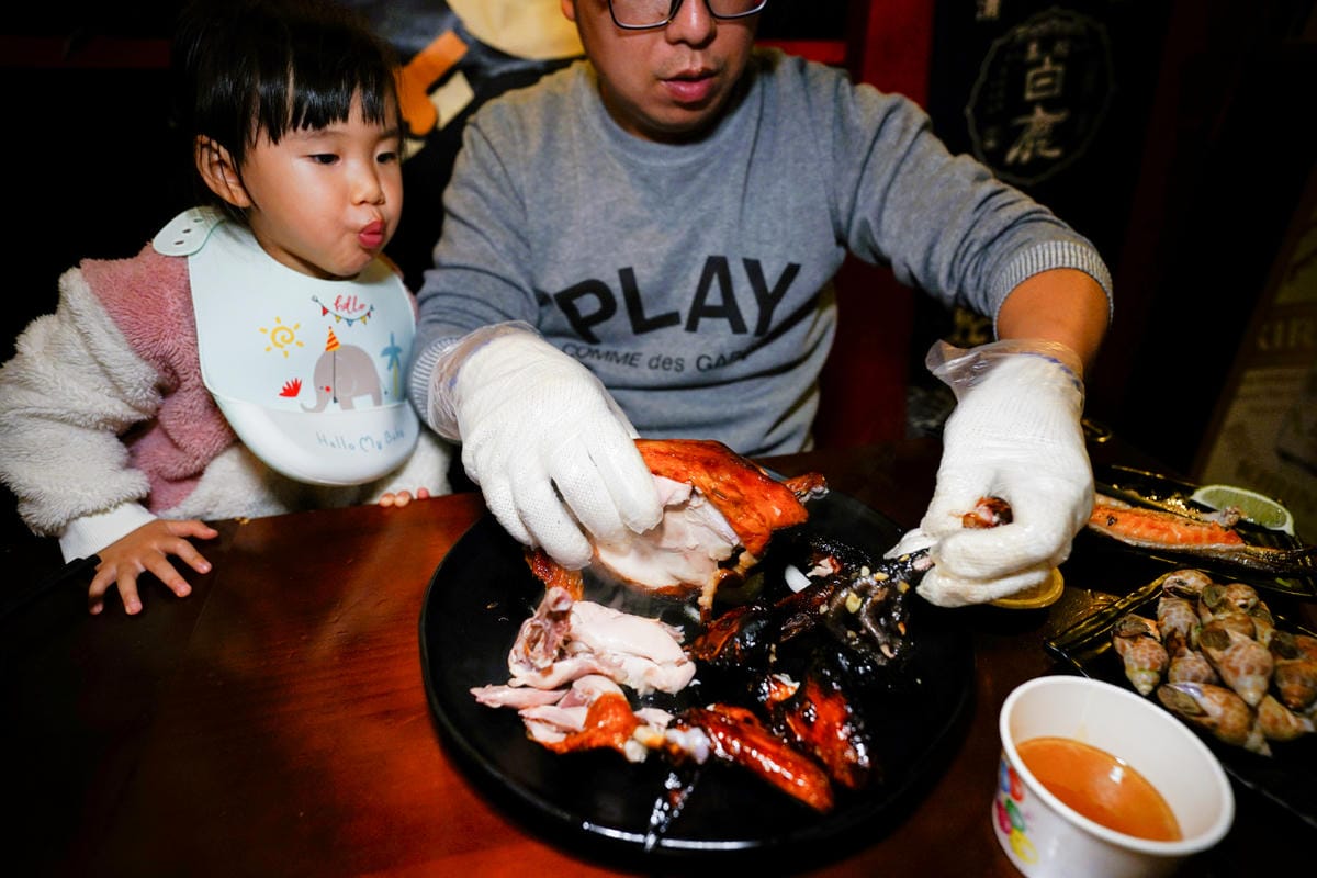 台北食記｜士林夜市美食推薦！起家莊雞老闆（士林店）當月壽星優惠消費滿$1800就送桶仔雞！