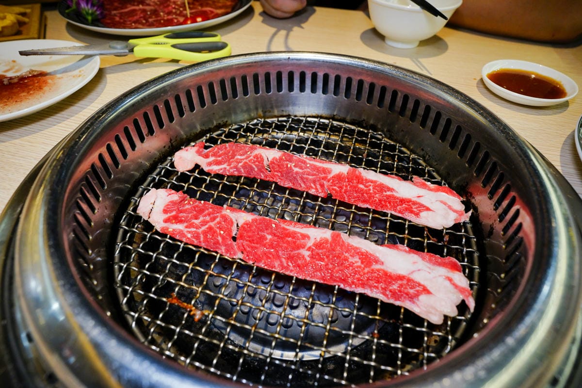 桃園食記｜桃園南崁燒肉吃到飽推薦！燒肉道 火鍋x燒肉和牛放題 589起軌道送餐燒肉吃到飽！