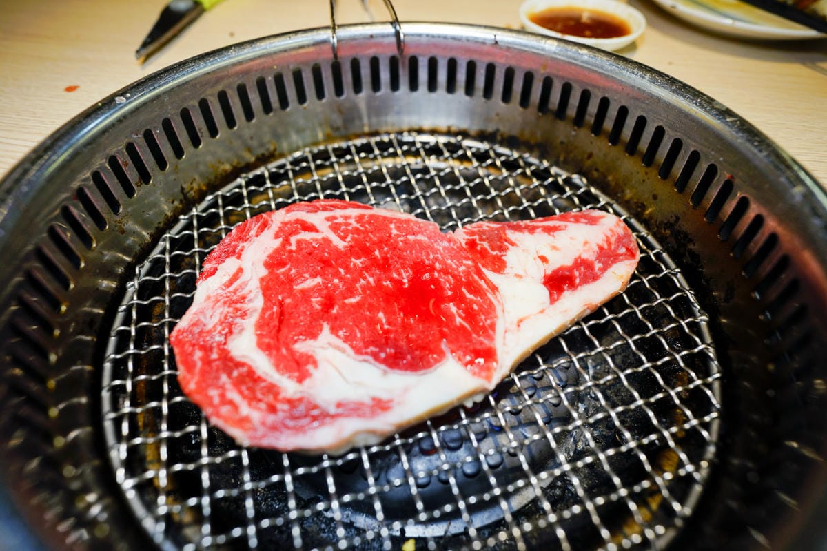 桃園食記｜桃園南崁燒肉吃到飽推薦！燒肉道 火鍋x燒肉和牛放題 589起軌道送餐燒肉吃到飽！
