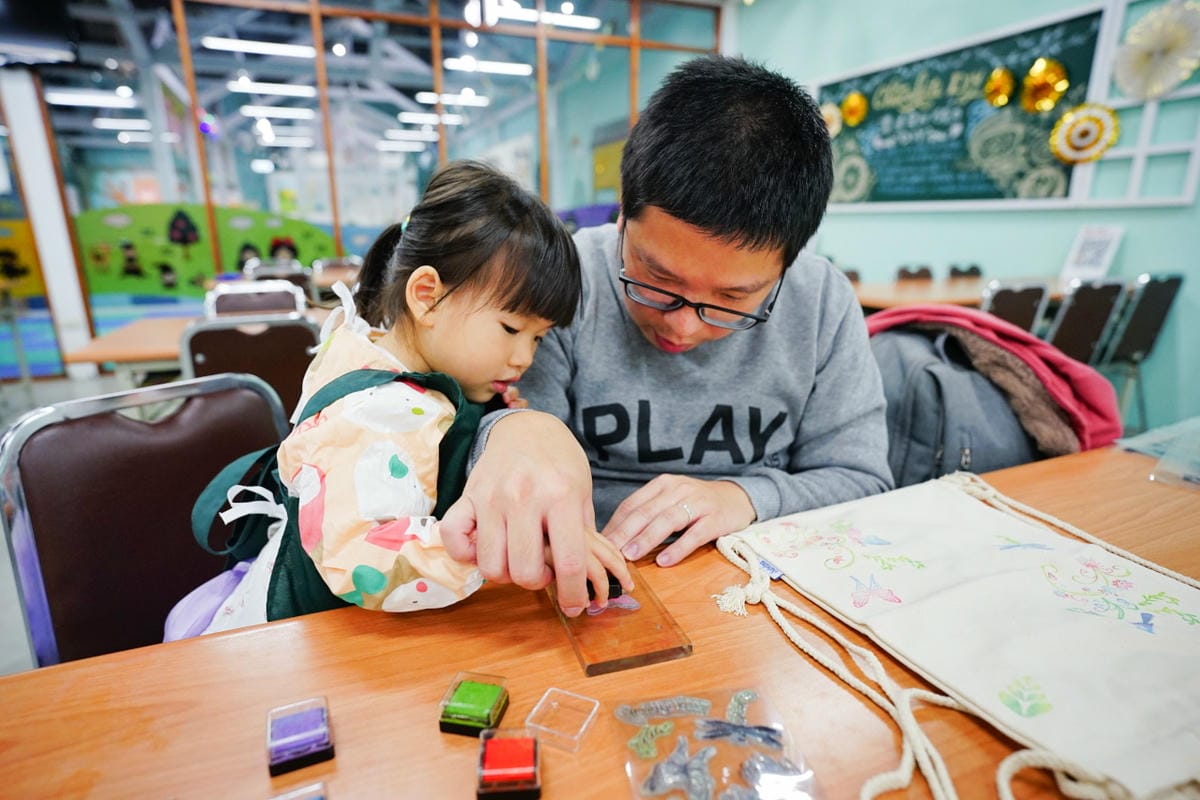 宜蘭景點｜宜蘭親子景點推薦！Sabelina莎貝莉娜精靈印畫學院 水晶印章印畫DIY體驗、角色扮演COSPLAY 宜蘭室內景點雨備推薦~
