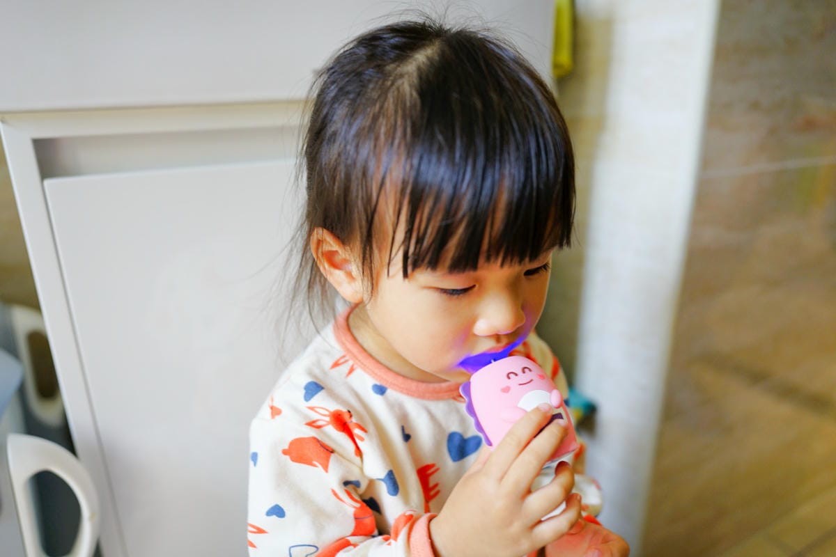 親子育兒｜NETTEC U型恐龍造型兒童電動牙刷 讓孩子愛上刷牙的法寶，育兒好物推薦！