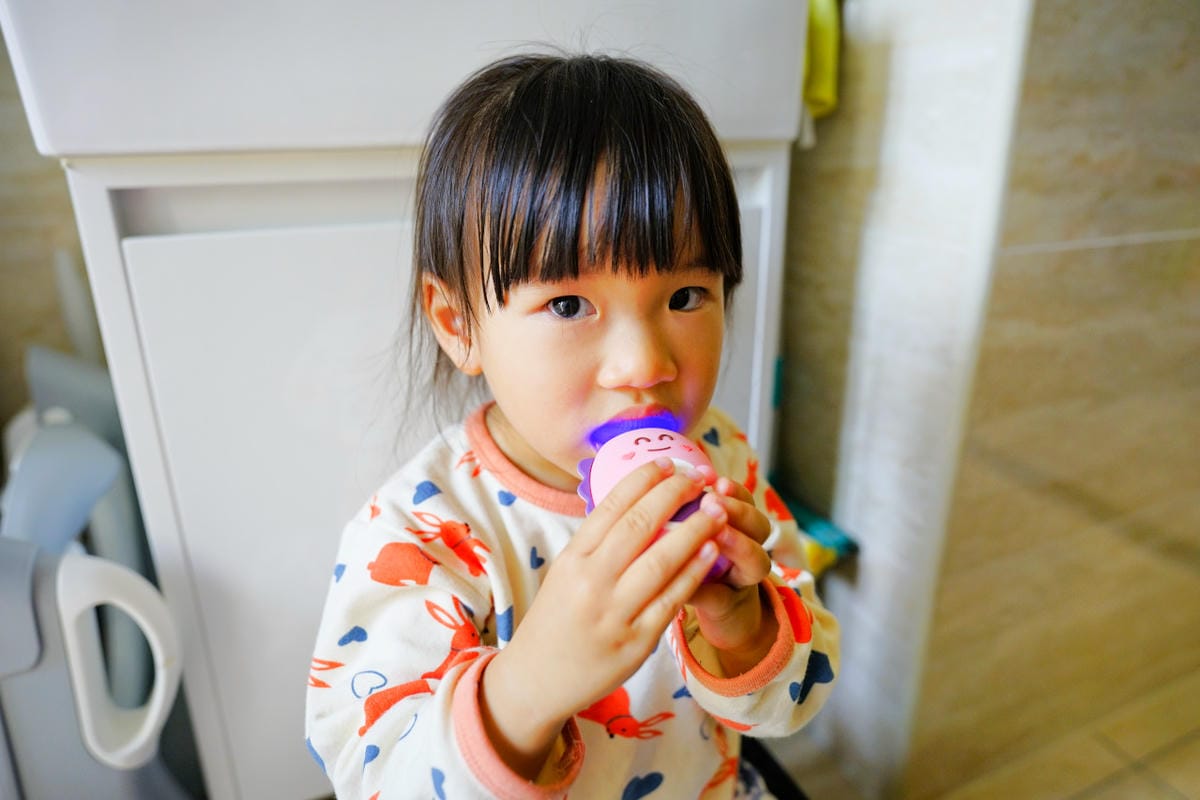 親子育兒｜NETTEC U型恐龍造型兒童電動牙刷 讓孩子愛上刷牙的法寶，育兒好物推薦！