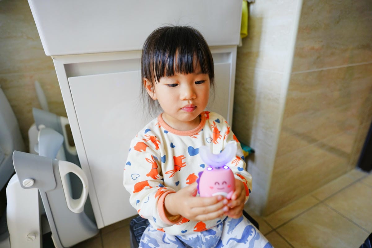 親子育兒｜NETTEC U型恐龍造型兒童電動牙刷 讓孩子愛上刷牙的法寶，育兒好物推薦！