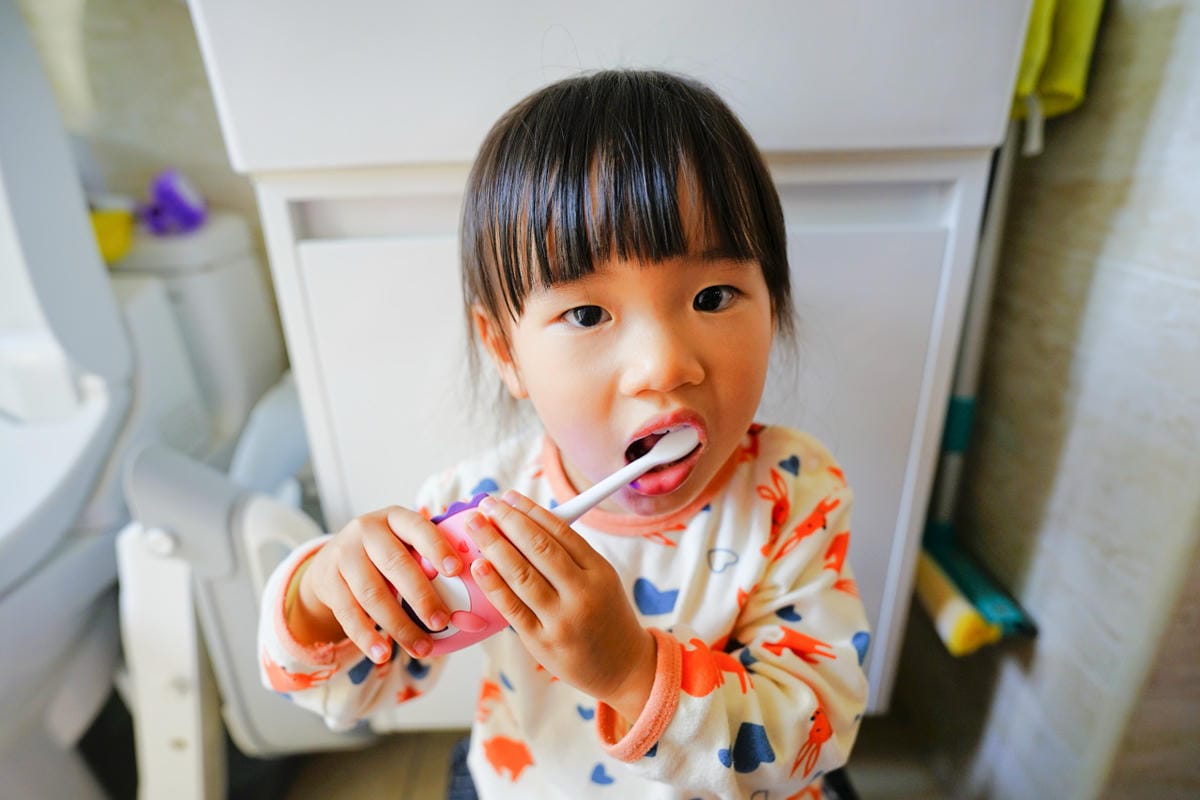 親子育兒｜NETTEC U型恐龍造型兒童電動牙刷 讓孩子愛上刷牙的法寶，育兒好物推薦！