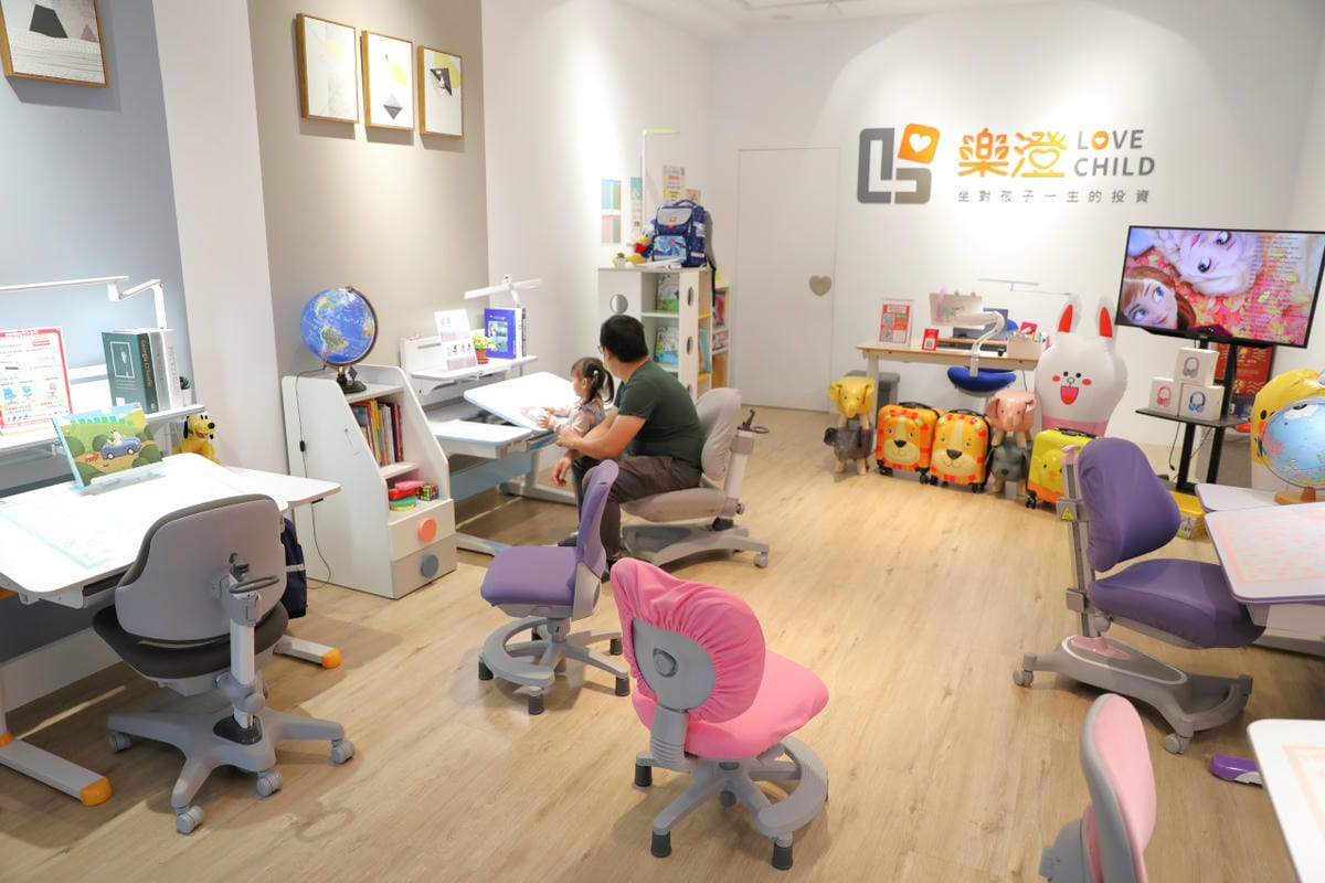 親子育兒｜兒童成長桌椅選擇推薦！樂澄童年書桌椅（樂澄台北榮星門市）