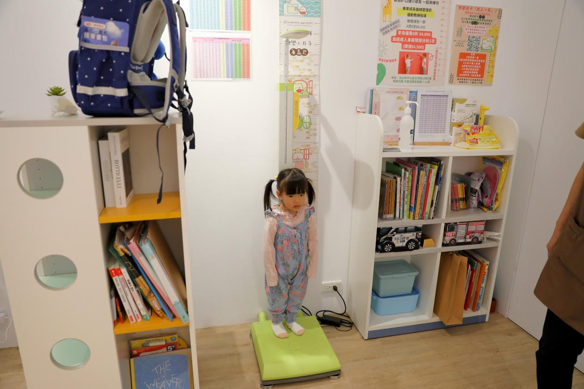 親子育兒｜兒童成長桌椅選擇推薦！樂澄童年書桌椅（樂澄台北榮星門市）
