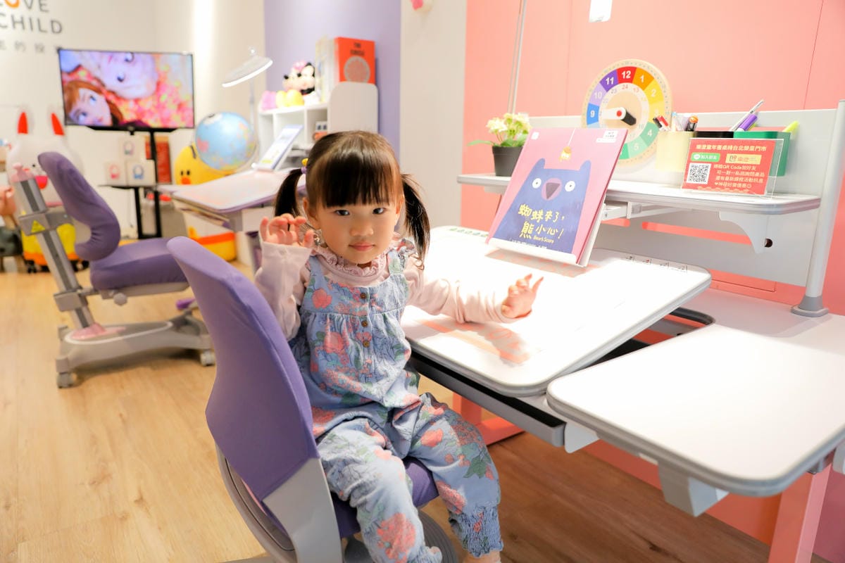 親子育兒｜兒童成長桌椅選擇推薦！樂澄童年書桌椅（樂澄台北榮星門市）