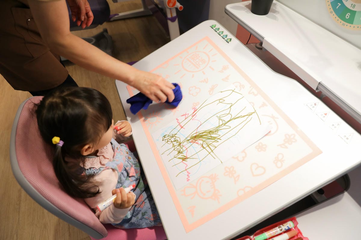 親子育兒｜兒童成長桌椅選擇推薦！樂澄童年書桌椅（樂澄台北榮星門市）