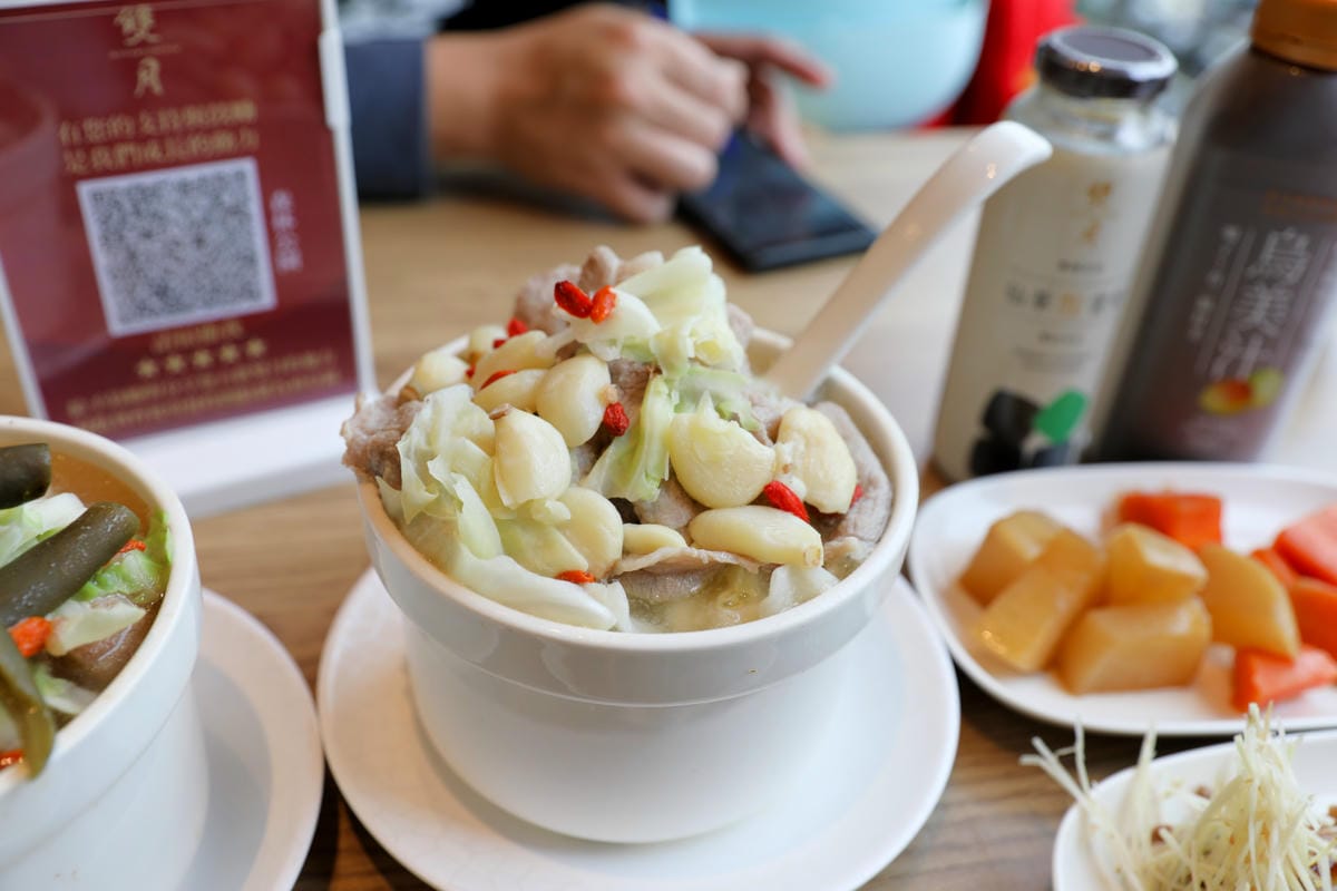 台北食記｜台北雞湯推薦！雙月食品社（森林公園店） 台北米其林必比登推薦！大安森林公園旁美食首選！