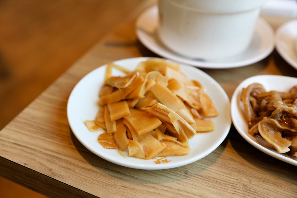 台北食記｜台北雞湯推薦！雙月食品社（森林公園店） 台北米其林必比登推薦！大安森林公園旁美食首選！