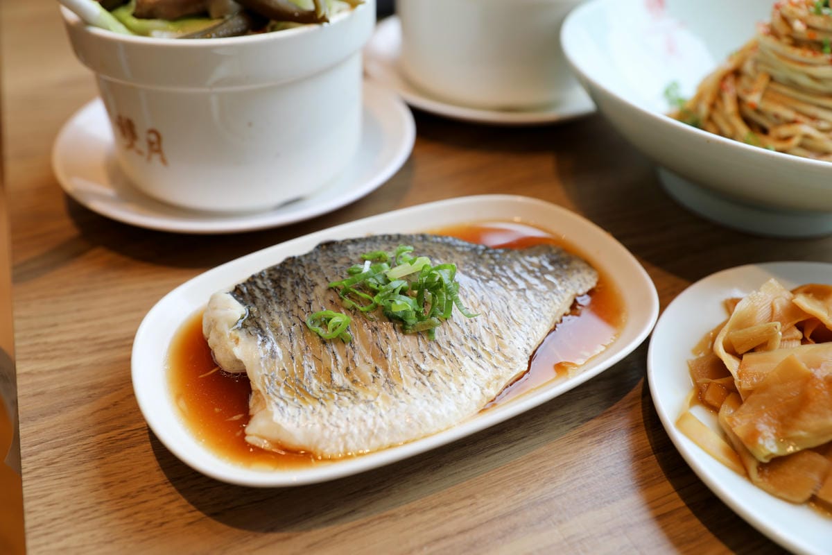 台北食記｜台北雞湯推薦！雙月食品社（森林公園店） 台北米其林必比登推薦！大安森林公園旁美食首選！