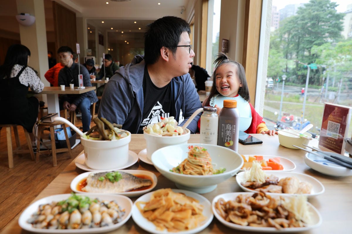 台北食記｜台北雞湯推薦！雙月食品社（森林公園店） 台北米其林必比登推薦！大安森林公園旁美食首選！