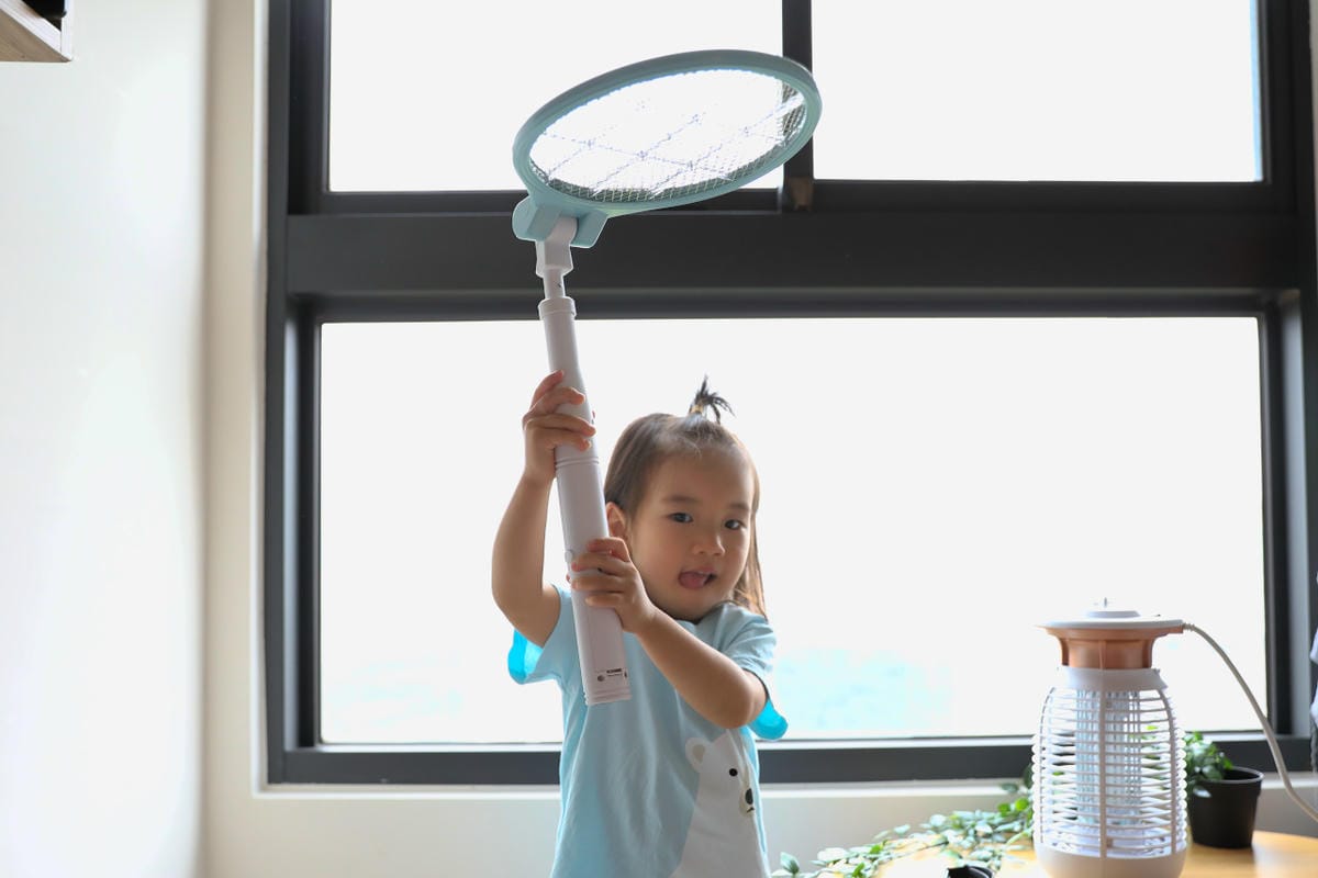家電開箱｜保護孩子，夏日殲滅蚊子大作戰！RASTO AZ5捕蚊燈、AZ6捕蚊拍