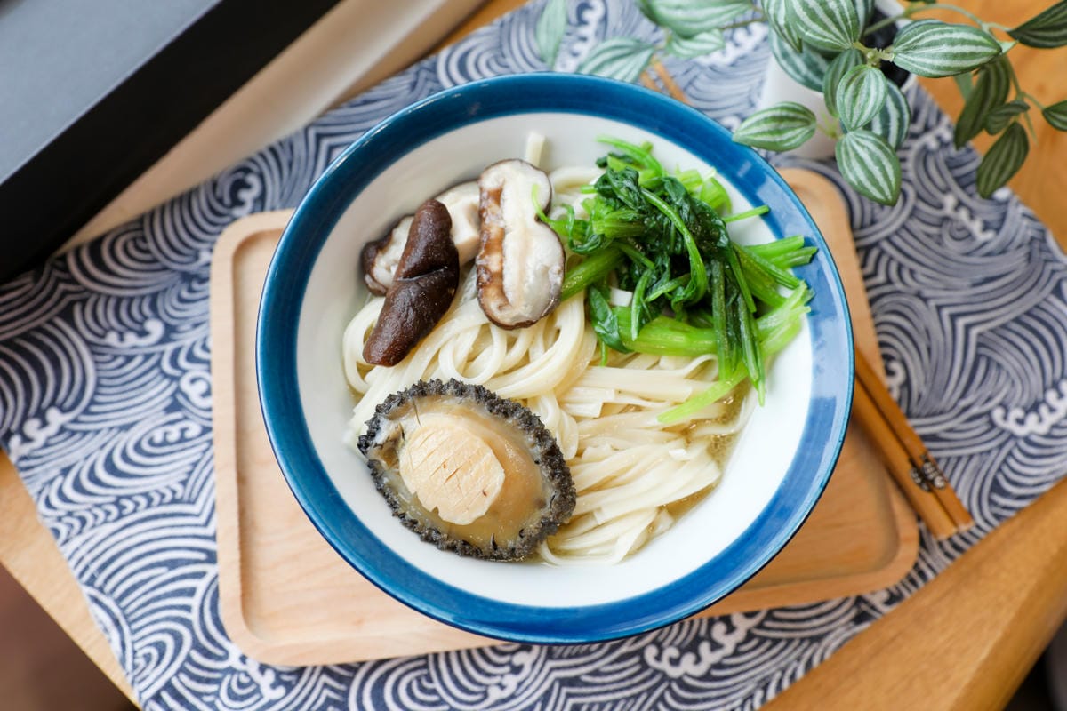 料理｜冷凍料理包推薦！微風建一食堂 鮑魚雞湯、一隻骨牛小排 在家也能吃到台塑牛小排！！