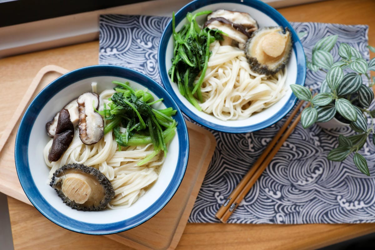 料理｜冷凍料理包推薦！微風建一食堂 鮑魚雞湯、一隻骨牛小排 在家也能吃到台塑牛小排！！