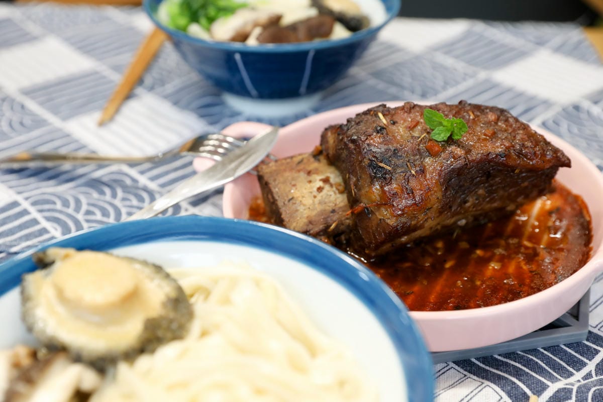 料理｜冷凍料理包推薦！微風建一食堂 鮑魚雞湯、一隻骨牛小排 在家也能吃到台塑牛小排！！