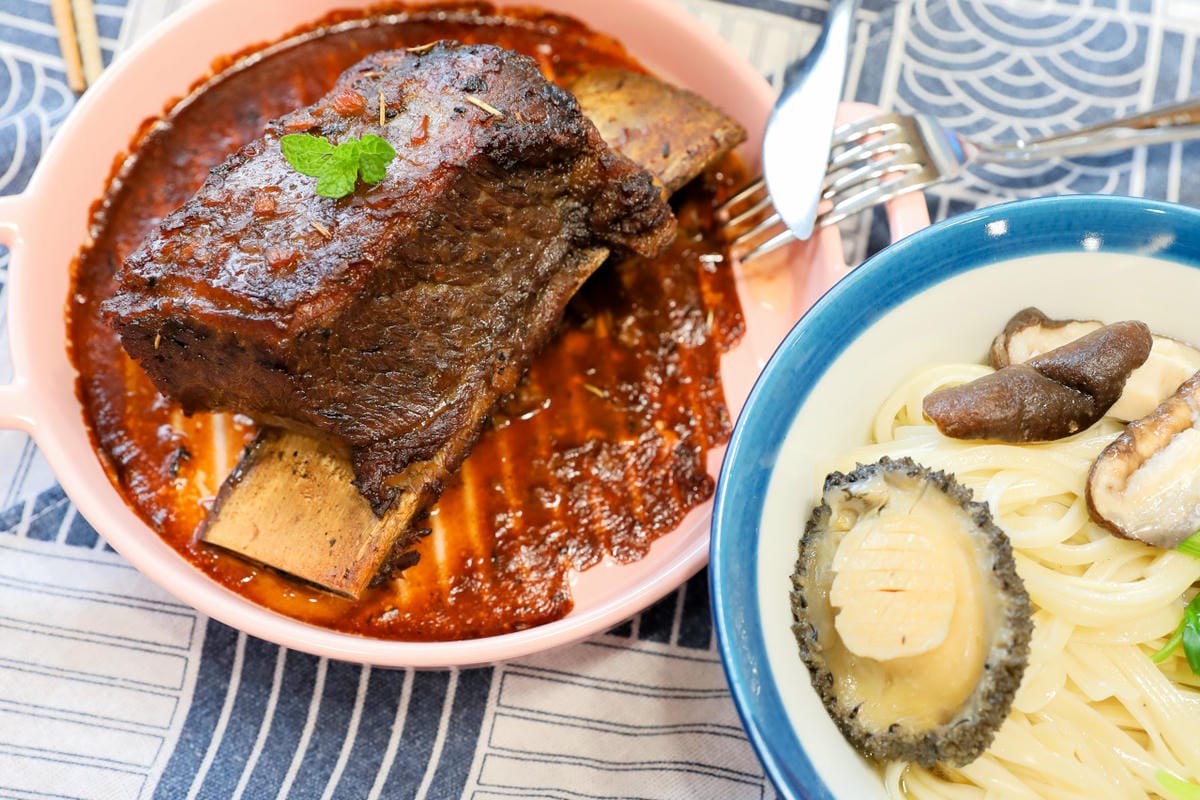 料理｜冷凍料理包推薦！微風建一食堂 鮑魚雞湯、一隻骨牛小排 在家也能吃到台塑牛小排！！