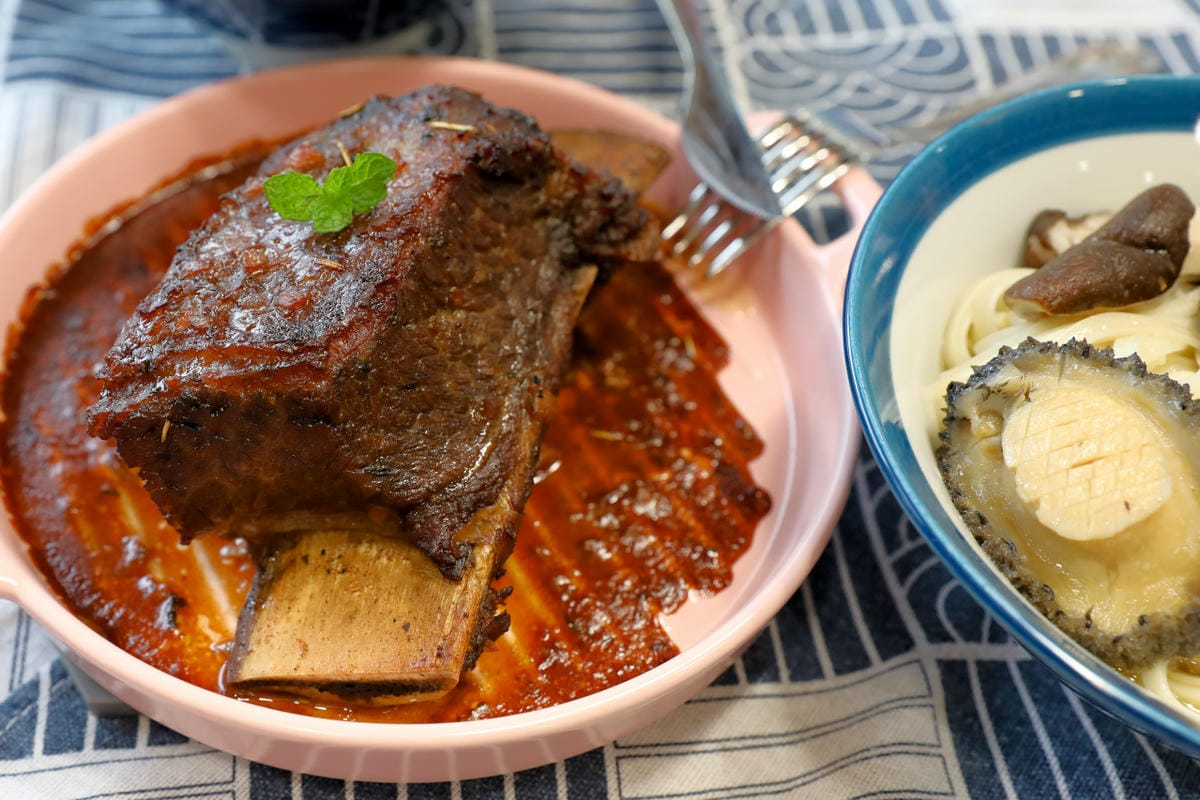 料理｜冷凍料理包推薦！微風建一食堂 鮑魚雞湯、一隻骨牛小排 在家也能吃到台塑牛小排！！