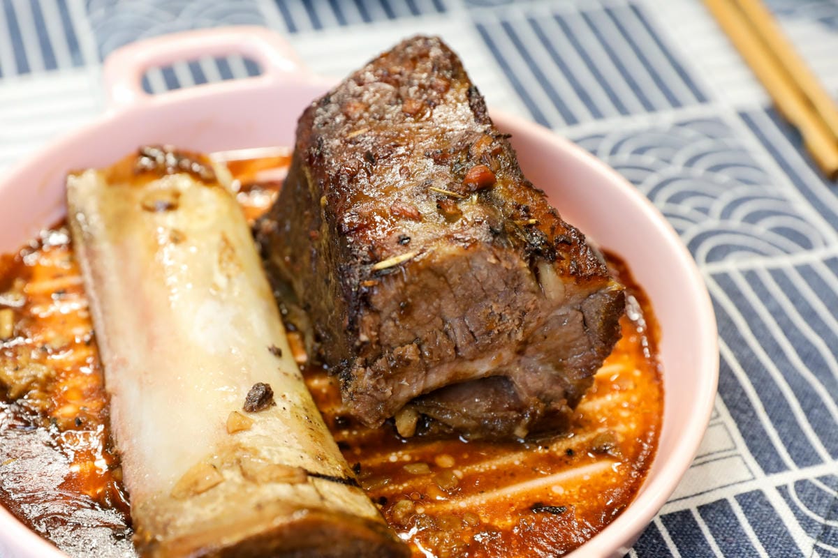 料理｜冷凍料理包推薦！微風建一食堂 鮑魚雞湯、一隻骨牛小排 在家也能吃到台塑牛小排！！