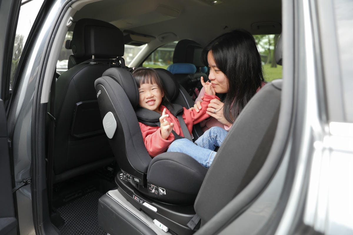 親子育兒｜ISOFIX成長型汽座推薦！新手爸媽必敗，百年賽車級嬰兒汽座，Recaro Salia 125兒童安全座椅，0到7歲一台就夠！