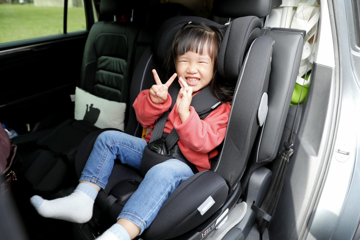 親子育兒｜ISOFIX成長型汽座推薦！新手爸媽必敗，百年賽車級嬰兒汽座，Recaro Salia 125兒童安全座椅，0到7歲一台就夠！