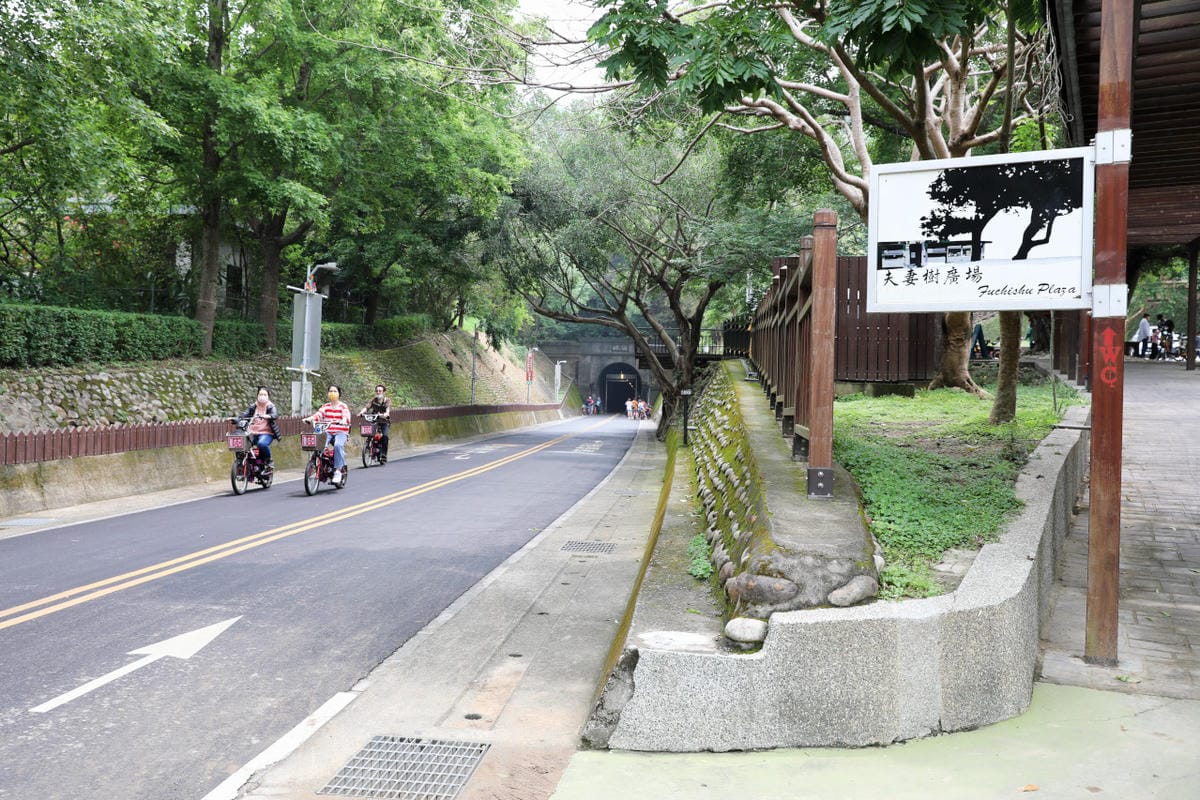 台中景點｜后里鐵馬道-隧道口租車中心，東豐自行車綠廊 爸媽輕鬆放電一日遊懶人包！超強續航力親子電動腳踏車，台中親子鐵馬遊推薦！