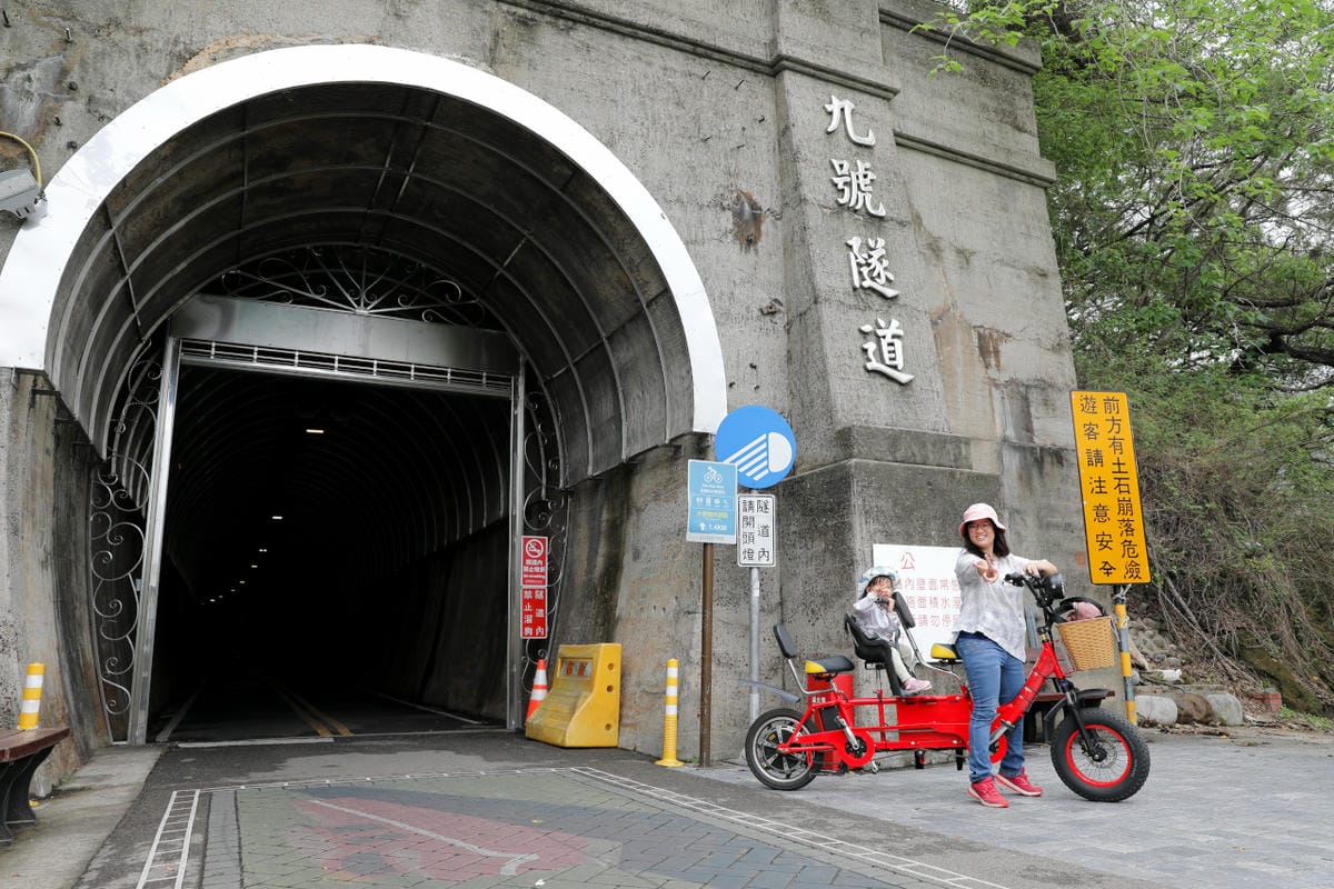 台中景點｜后里鐵馬道-隧道口租車中心，東豐自行車綠廊 爸媽輕鬆放電一日遊懶人包！超強續航力親子電動腳踏車，台中親子鐵馬遊推薦！