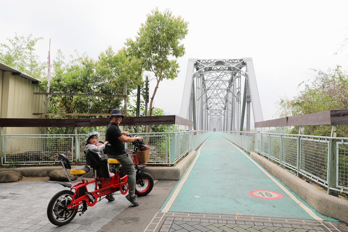台中景點｜后里鐵馬道-隧道口租車中心，東豐自行車綠廊 爸媽輕鬆放電一日遊懶人包！超強續航力親子電動腳踏車，台中親子鐵馬遊推薦！