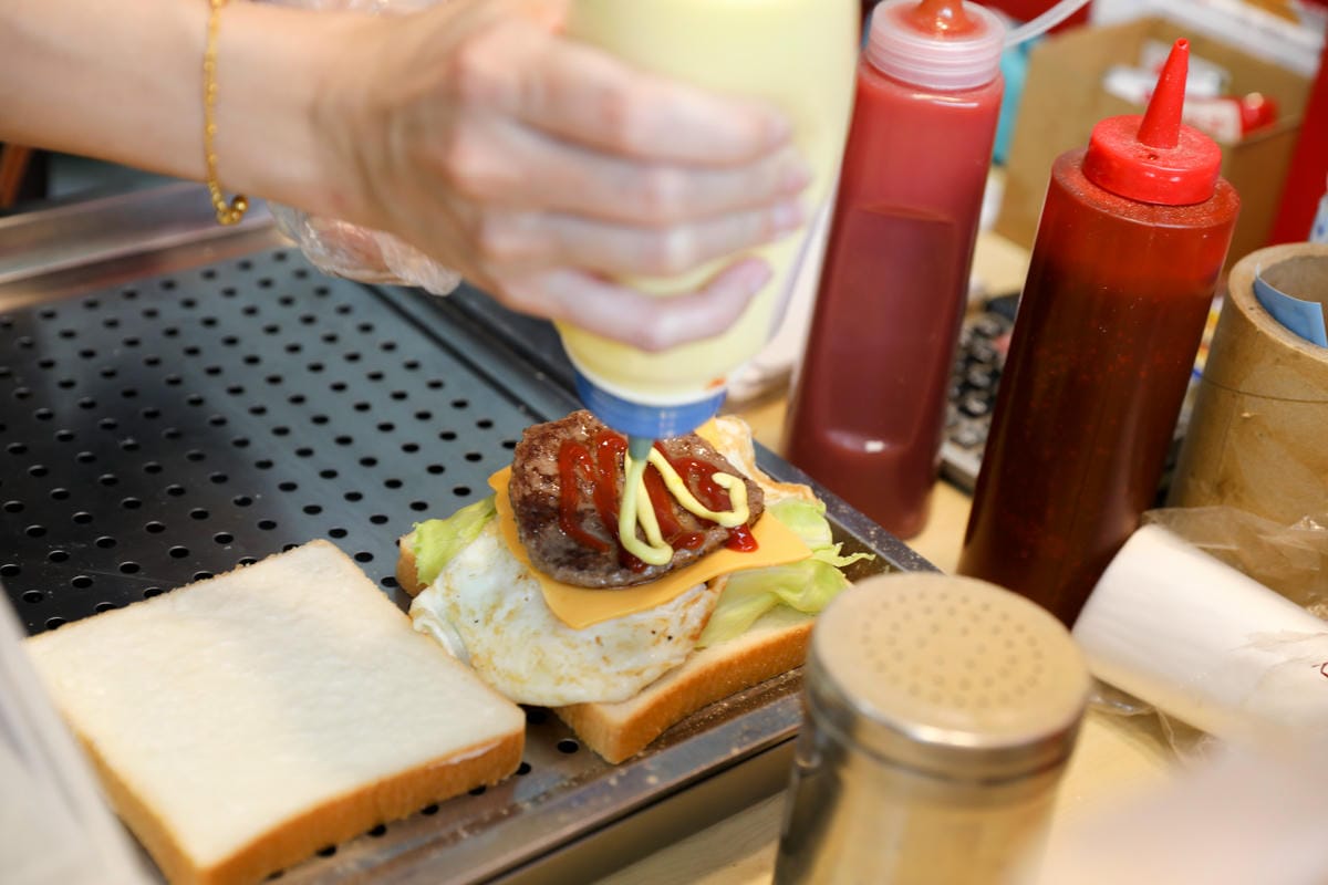新北食記｜晨吉司漢-肉排蛋吐司（新莊自由店） 好吃的肉燥鐵板麵、牛肉起司吐司、總匯蛋餅 新莊早餐推薦！