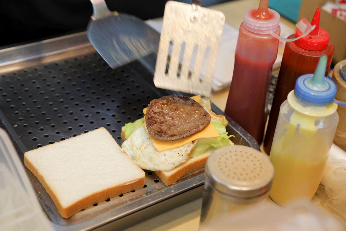 新北食記｜晨吉司漢-肉排蛋吐司（新莊自由店） 好吃的肉燥鐵板麵、牛肉起司吐司、總匯蛋餅 新莊早餐推薦！