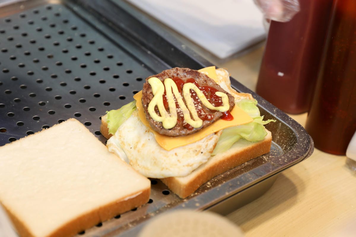 新北食記｜晨吉司漢-肉排蛋吐司（新莊自由店） 好吃的肉燥鐵板麵、牛肉起司吐司、總匯蛋餅 新莊早餐推薦！