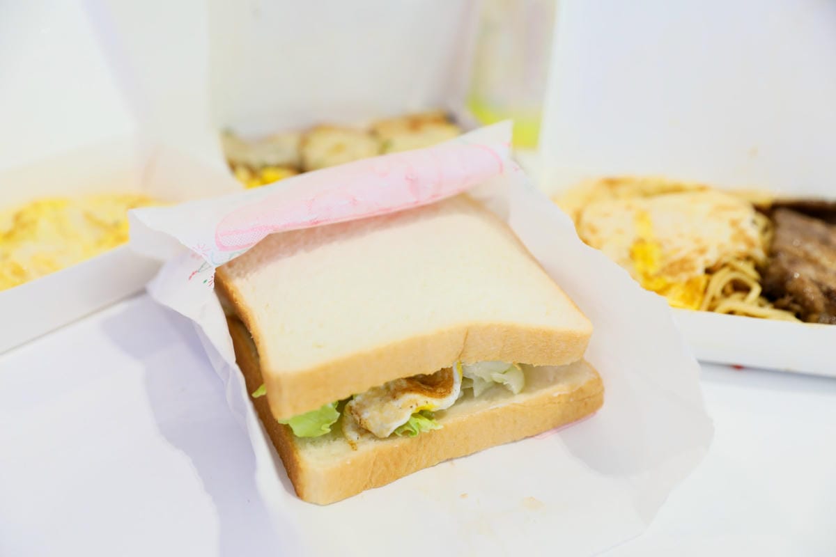 新北食記｜晨吉司漢-肉排蛋吐司（新莊自由店） 好吃的肉燥鐵板麵、牛肉起司吐司、總匯蛋餅 新莊早餐推薦！