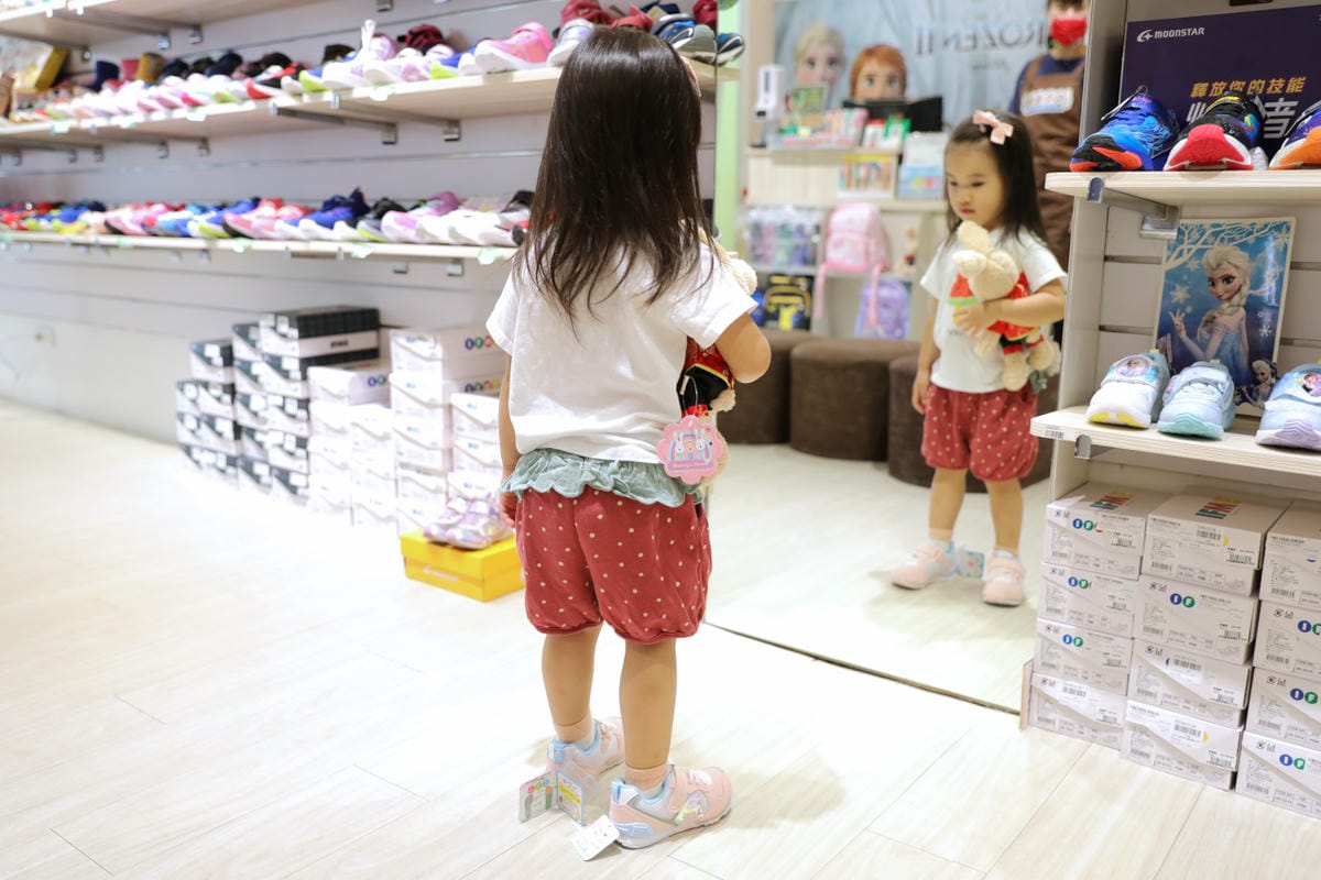 親子育兒|買童鞋就要到到童鞋專賣店,專業協助選鞋服務,讓孩子愛上走路的好鞋!布布童鞋(新莊店)0到12歲鞋款最多的童鞋專賣店 - 第6張圖 親子育兒|買童鞋就要到到童鞋專賣店,專業協助選鞋服務,讓孩子愛上走路的好鞋!布布童鞋(新莊店)0到12歲鞋款最多的童鞋專賣店