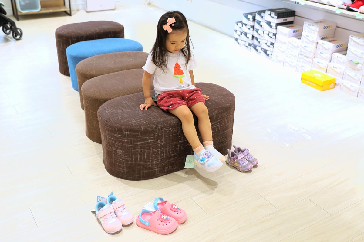 親子育兒|買童鞋就要到到童鞋專賣店,專業協助選鞋服務,讓孩子愛上走路的好鞋!布布童鞋(新莊店)0到12歲鞋款最多的童鞋專賣店 - 第32張圖 親子育兒|買童鞋就要到到童鞋專賣店,專業協助選鞋服務,讓孩子愛上走路的好鞋!布布童鞋(新莊店)0到12歲鞋款最多的童鞋專賣店