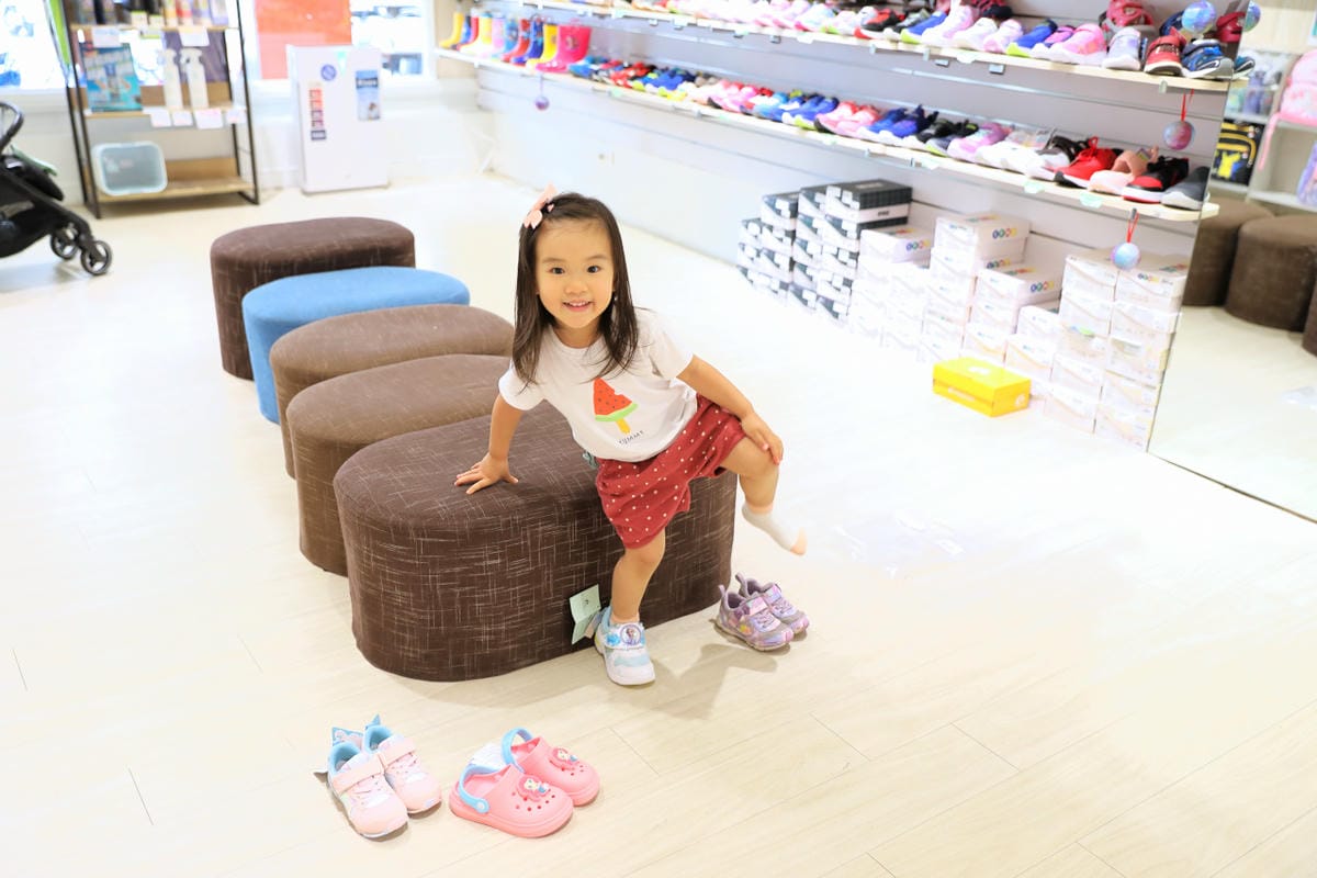 親子育兒|買童鞋就要到到童鞋專賣店,專業協助選鞋服務,讓孩子愛上走路的好鞋!布布童鞋(新莊店)0到12歲鞋款最多的童鞋專賣店 - 第3張圖 親子育兒|買童鞋就要到到童鞋專賣店,專業協助選鞋服務,讓孩子愛上走路的好鞋!布布童鞋(新莊店)0到12歲鞋款最多的童鞋專賣店