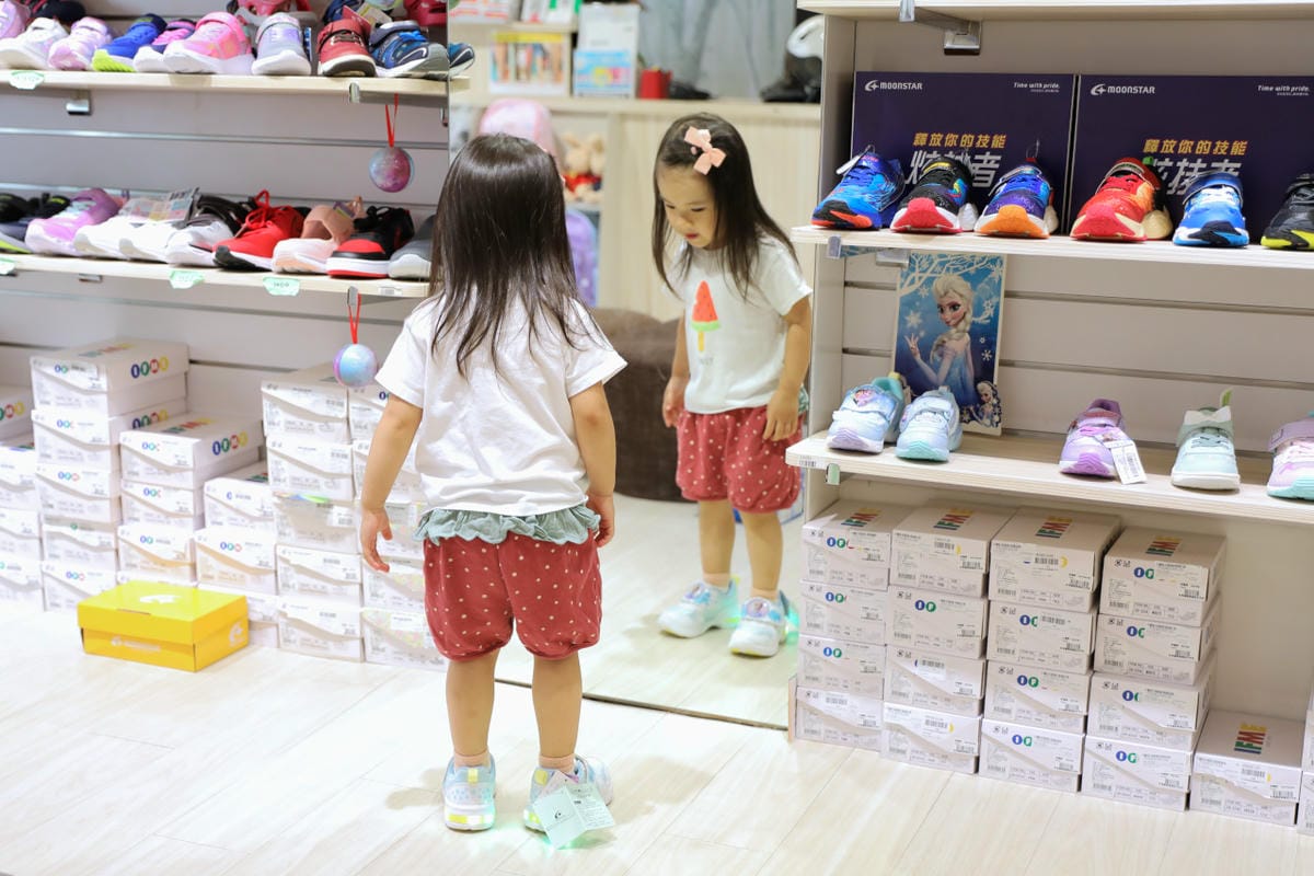 親子育兒|買童鞋就要到到童鞋專賣店,專業協助選鞋服務,讓孩子愛上走路的好鞋!布布童鞋(新莊店)0到12歲鞋款最多的童鞋專賣店 - 第2張圖 親子育兒|買童鞋就要到到童鞋專賣店,專業協助選鞋服務,讓孩子愛上走路的好鞋!布布童鞋(新莊店)0到12歲鞋款最多的童鞋專賣店