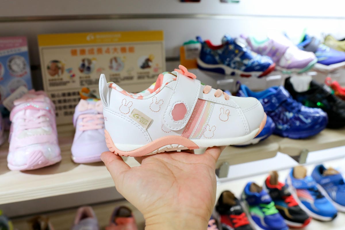 親子育兒|買童鞋就要到到童鞋專賣店,專業協助選鞋服務,讓孩子愛上走路的好鞋!布布童鞋(新莊店)0到12歲鞋款最多的童鞋專賣店 - 第33張圖 親子育兒|買童鞋就要到到童鞋專賣店,專業協助選鞋服務,讓孩子愛上走路的好鞋!布布童鞋(新莊店)0到12歲鞋款最多的童鞋專賣店