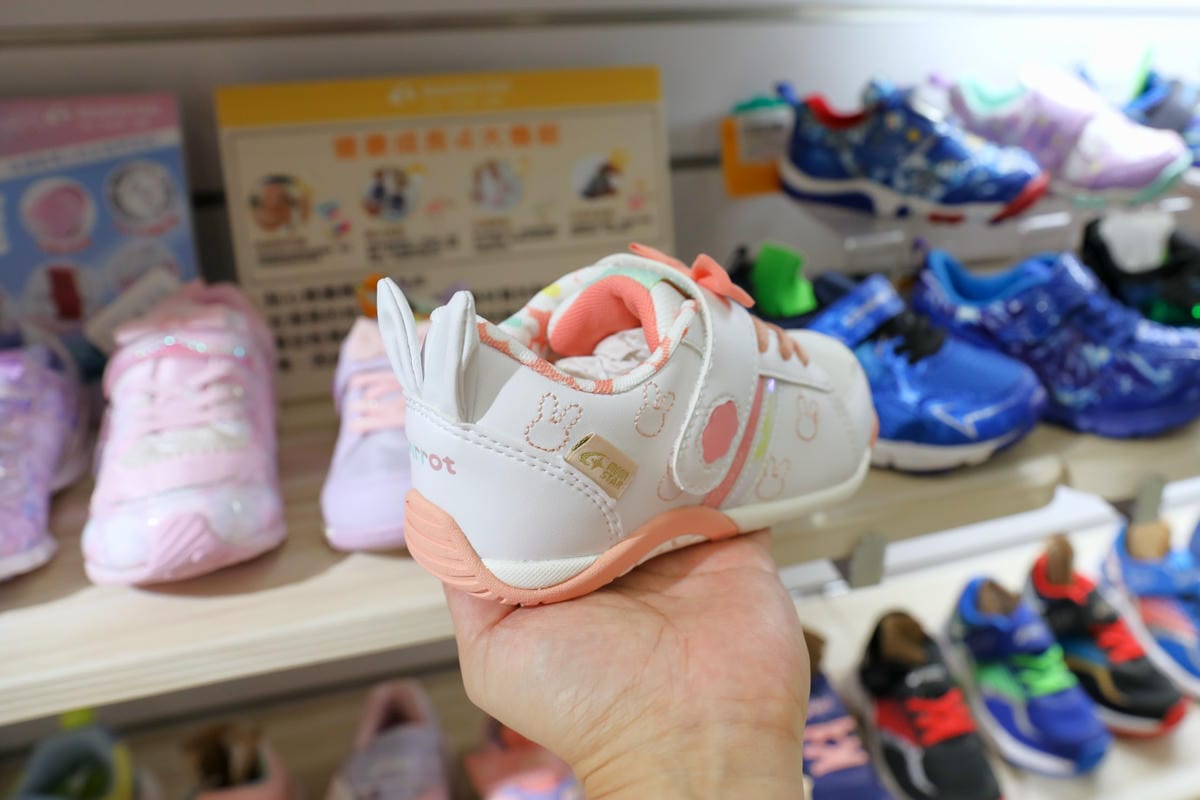 親子育兒|買童鞋就要到到童鞋專賣店,專業協助選鞋服務,讓孩子愛上走路的好鞋!布布童鞋(新莊店)0到12歲鞋款最多的童鞋專賣店 - 第34張圖 親子育兒|買童鞋就要到到童鞋專賣店,專業協助選鞋服務,讓孩子愛上走路的好鞋!布布童鞋(新莊店)0到12歲鞋款最多的童鞋專賣店