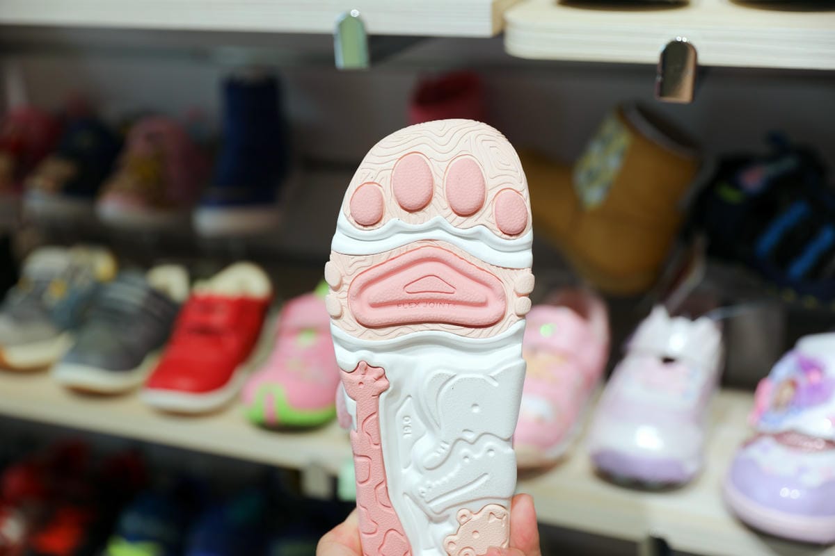 親子育兒|買童鞋就要到到童鞋專賣店,專業協助選鞋服務,讓孩子愛上走路的好鞋!布布童鞋(新莊店)0到12歲鞋款最多的童鞋專賣店 - 第36張圖 親子育兒|買童鞋就要到到童鞋專賣店,專業協助選鞋服務,讓孩子愛上走路的好鞋!布布童鞋(新莊店)0到12歲鞋款最多的童鞋專賣店