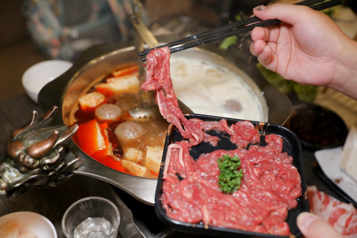 台北食記｜台北車站麻辣火鍋 瓦法奇朵 麻辣W.Bar 四川龍府麻辣鴛鴦火鍋 台北車站生日聚餐優惠推薦！
