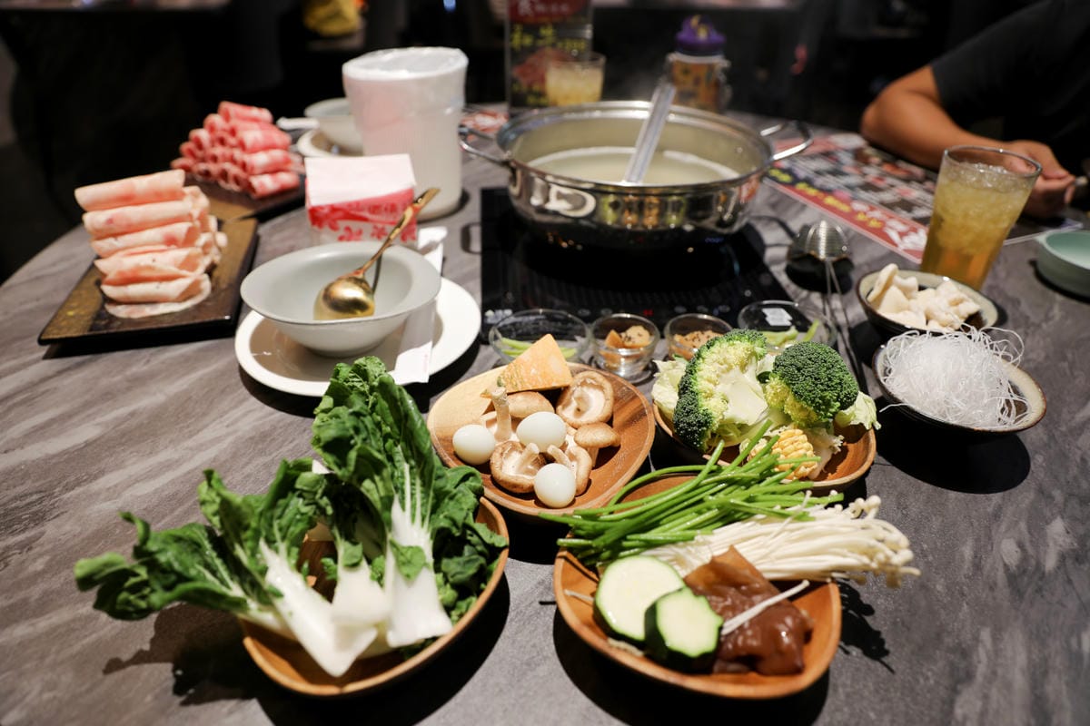 桃園食記｜食鍋性也 海鮮鍋物 青埔美食、親子友善餐廳、火鍋推薦！海鮮蛤蜊湯頭+199升級肉品吃到飽