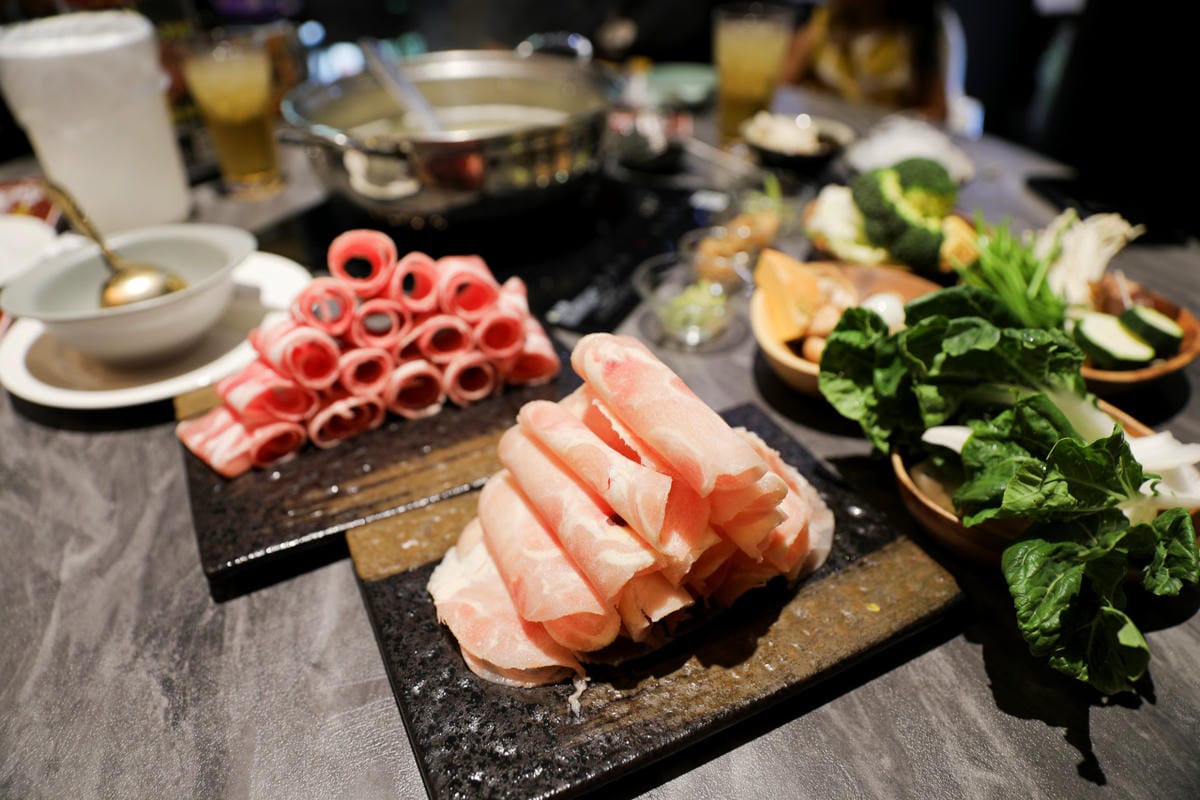 桃園食記｜食鍋性也 海鮮鍋物 青埔美食、親子友善餐廳、火鍋推薦！海鮮蛤蜊湯頭+199升級肉品吃到飽